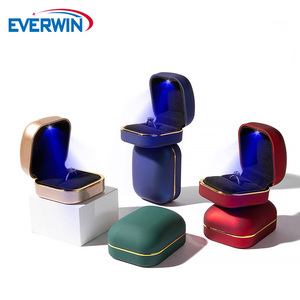 EVERWIN - Caja de Joyería de Goma de Color con Luz LED, Caja para Anillos Forrada de Terciopelo, Caja de Regalo de Lujo para Colgantes - Product Image 2