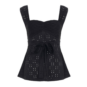 Top de punto transpirable con textura suave, cuello cuadrado, detalle de lazo calado, bajo en línea A y color liso - Product Image 6