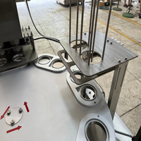 Machine de remplissage et de scellage automatique rotative pour gobelets en plastique (boissons, flocons d'avoine, noix, lait, miel, jus, sauce, eau) - Vente chaude