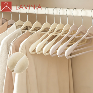 Cintres Lavinia en velours floqué robuste, à épaules larges, antidérapants, pour manteaux, pulls, vestes et chemises - Product Image 1