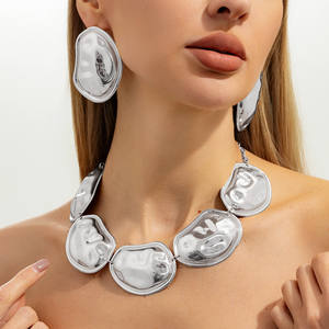 J 2026 Nueva Moda Collar Gargantilla de Aleación de Zinc con Diseño Irregular de Empalme de Eslabones, Unisex, Diseño Exagerado, Joyería Versátil que Combina con Todo - Product Image 6