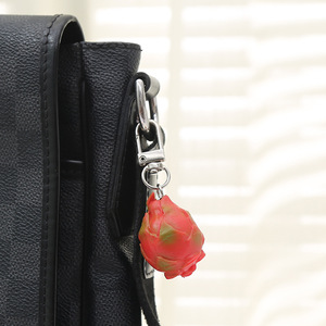 Llavero de simulación de fruta del dragón en miniatura, colgante creativo de PVC con forma de corazón rojo, estilo pastoral - Product Image 1