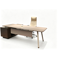Bureau de direction moderne de luxe avec surface thermoformée en PMMA, résistant à l'usure et imperméable, avec armoire latérale