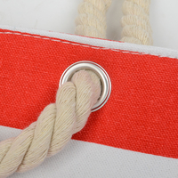 Sac fourre-tout en toile rayée en gros avec logo personnalisé, sangle en corde de coton et pompon, sac de plage disponible en 4 couleurs différentes pour cadeau de vacances