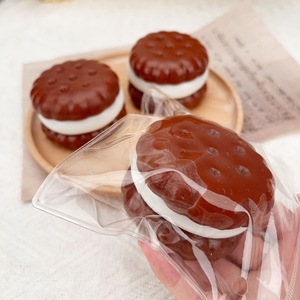 Juguetes Blandos Certificados de TPR y EVA con Forma de Galleta, Juguetes de Comida para Aliviar el Estrés y la Ansiedad, Regalos Antiestrés de Espuma para Apretar - Product Image 3