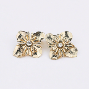 Orecchini a Perno con Fiore Dorato, Gioielli Floreali da Donna per Feste e Accessori per Abiti - Product Image 1