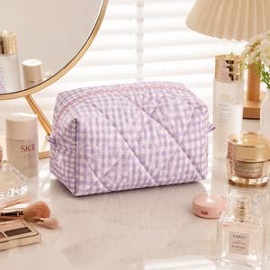 Trousse de Maquillage Géométrique en Coton Matelassé Personnalisée Grande Capacité Sac de Voyage Organisateur de Maquillage avec Poignée Souple et Fermeture Éclair pour Rangement de Produits de Beauté - Product Image 1