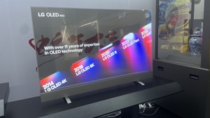 Téléviseur Transparent Ultra Fin de 55 Pouces avec Android 14 pour l'Orientation, les Centres Commerciaux, les Magasins de Détail, l'Éducation et l'Utilisation en Ascenseur - Product Image 6