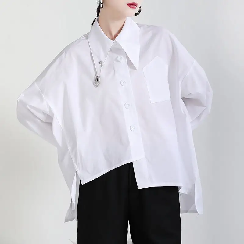 1983's 2021 outono leve estilo maduro blusa feminina solta design de niche sensação assimétrica irregular camisa fenda traseira