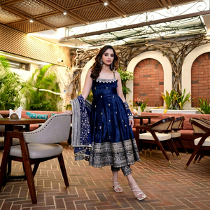Robe Anarkali brodée bleue avec dupatta, longueur midi, tenue traditionnelle indienne et pakistanaise pour femme, coupe ample, robe de soirée en soie - Product Image 1