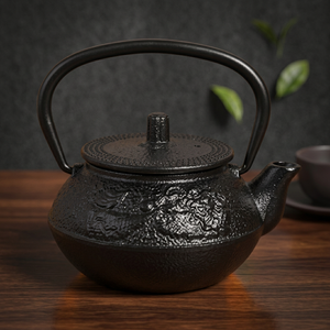 Tetera tradicional china de hierro fundido con tapa y asa, resistente al calor. - Product Image 3