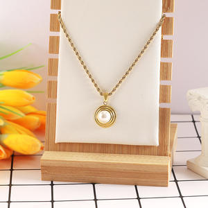 Collier <span class=keywords><strong>pour</strong></span> femme avec pendentif initial en forme de <span class=keywords><strong>lettre</strong></span>, personnalisé, en acier inoxydable plaqué or 18 carats, résistant à l'eau, avec nacre, de la marque Fandi Jewelry. - Product Image 2