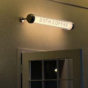 La caja de luz de tubo redondo acrílico transparente está equipada con una cartelera iluminada cilíndrica LED de alto brillo en <span class=keywords><strong>el</strong></span> interior - Product Image 1