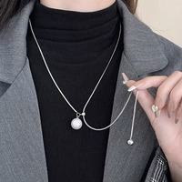 Collier superposé minimaliste français avec chaîne serpent, pendentif pompon et perle, chaîne plaquée or avec fermoir coulissant