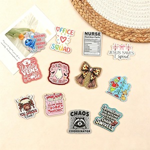 Nuevos adornos navideños de dibujos animados transfronterizos de cosméticos en polvo, pines acrílicos de criaturas lindas, pegatinas DIY y accesorios. - Product Image 1