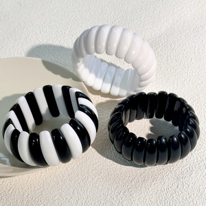 Bán buôn New resin đen trắng hạt khâu Vòng đeo tay DIY rộng Acrylic phụ nữ kích thước lớn đàn hồi bangles - Product Image 4