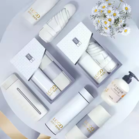 Coffret Cadeau Bébé Personnalisé Écologique de Luxe Exquis et Varié avec Couverture Douce, Bougies et Tasse – Cadeau Unique pour le Nouvel An