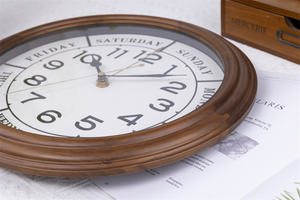 特別なデザインの機能的な平日表示の週間壁掛け時計、無垢材フレーム付き - Product Image 4