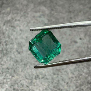 พลอยมรกตธรรมชาติจากแซมเบีย รับรองโดย GIA น้ำหนัก 2.81 กะรัต รูปทรงแปดเหลี่ยม ขนาด 8.30x8.40 มม. พลอยหลวม Jai Narayan Gems สำหรับแหวน จี้ และเครื่องประดับชั้นดี - Product Image 1