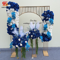 Centre de table floral bleu royal au design moderne pour la décoration d'événements de mariage