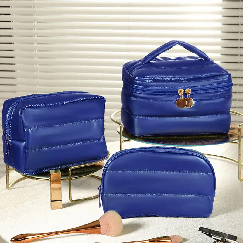 Moda tasarımı su geçirmez pamuk makyaj seyahat çantası kapitone yıkama saklama çantası kabarık makyaj çantası