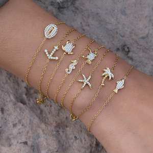 Bracciale a catena J&D Ocean Summer in acciaio inossidabile placcato oro 18K con zirconi, a tema vacanze, con cavalluccio marino, pesce, stella marina, tartaruga, granchio, ancora e albero di cocco - Product Image 1