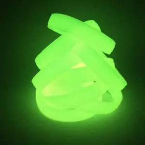 Großhandel Custom Logo Größe Günstige Fluor zierende Bright Glow In Dark Armband Armbänder Benutzer definierte Silikon Leuchtende Armbänder