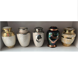 Urne de crémation en laiton exclusivement conçue par le fabricant indien, urne en métal pour cendres pour adultes la plus vendue, américaine pour fournitures funéraires - Product Image 1