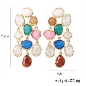 Orecchini pendenti a strati con pietre irregolari multicolori stile Boho, con nappe e gancio a goccia, montatura dorata, gemme arcobaleno, gioielli da donna per la spiaggia - Product Image 4