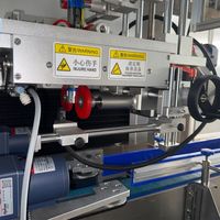 Machine d'étiquetage linéaire automatique pour manchons en PVC, machine de rétraction automatique de manchons pour ligne de bouteilles de jus 150BPM