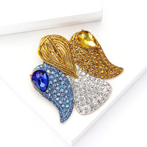 Broche de Diseño Personalizado de Fábrica, Broche con <span class=keywords><strong>Estatua</strong></span> de Mujer Ucraniana, Broche de Aleación con Alas de Diamantes de Imitación - Product Image 2