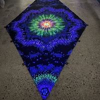 Canopée lumineuse néon cosmique aux fleurs et étoiles, décoration suspendue hexagonale psychédélique, mandala galactique fluorescent pour plafond