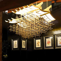Grand lustre personnalisé à LED en bois pour le hall d'hôtel Lampe en rotin au design unique et moderne en cristal Décoration de chambre