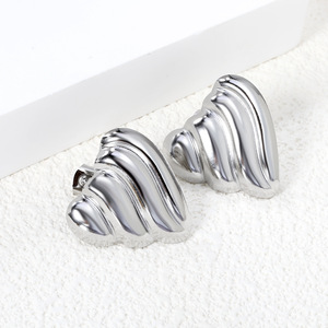 ต่างหูรูปหัวใจ ดีไซน์ลายทอง โทนสีทอง เครื่องประดับแฟชั่นสำหรับผู้หญิง - Product Image 3