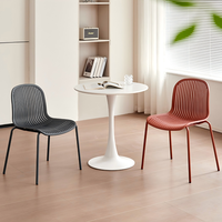 Chaise de salle à manger empilable pour intérieur et extérieur, dossier à lattes verticales, design coquille, pieds en aluminium thermolaqué, vente en gros