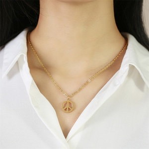 Collar con Colgante Redondo de Símbolo de Paz en Acero Inoxidable Chapado en Oro PVD de 18k para Mujer, con Cadena de Eslabones, para Regalo de Fiesta o Aniversario - Product Image 3