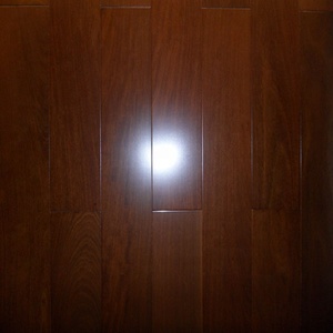 Parterre de bois massif brésilien brillant et lisse, surface UV, rayures naturelles, préouvertes - Product Image 1