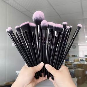 Juego de 18 Brochas de Maquillaje Negras con Soporte, Brochas de Maquillaje Veganas de Lujo con Bolsa de PU - Product Image 1