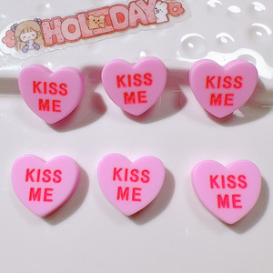 100 pièces/sac mat coeur forme Kiss Me résine breloques pour <span class=keywords><strong>Slime</strong></span> Mobile étui porte-clés bricolage artisanat décoration - Product Image 4