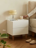 Table de chevet blanche peinte, style luxe léger et épuré, meuble de rangement essentiel pour petites chambres