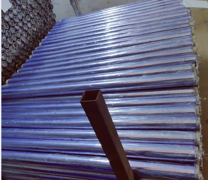 Film regang pvc biru India rol film shrink pvc lembut penggunaan film pvc bening normal untuk pengemasan kasur dan furnitur