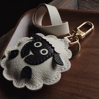 Breloque de sac en peau de mouton peinte sur les bords, porte-clés de voiture en cuir fin, motif dessin animé, pendentif fait main en laine festonnée, conception OEM personnalisée
