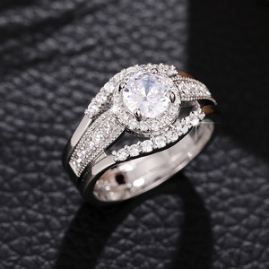 Anello Vintage da Donna con Zirconi, Gioiello Unico e Alla Moda per le Dita - Product Image 1