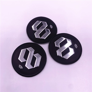 Etiqueta de Silicona Personalizada con Logotipo para Ropa con Chip NFC424 - Product Image 3