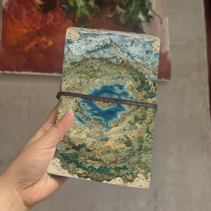 Beau journal relié cadeau réfléchi idéal pour les journaux de gestion du temps avec des rivières de montagnes de château de lac imprimées sur le - Product Image 3