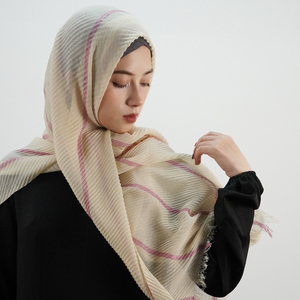 Foulard à rayures scintillantes et scintillantes pour femmes islamiques rose Hijabs en viscose unie froissée à bulles châles à pompons musulmans - Product Image 2