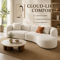 Canapé sectionnel asymétrique incurvé, texture bouclette blanche, assise profonde et confortable, design minimaliste et chaleureux.
