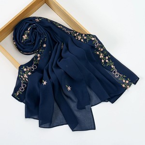Hiyab largo de chifón con bordado floral, elegante hiyab islámico de verano para mujeres de Malasia. - Product Image 5
