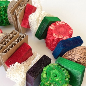 Jouets naturels colorés de sécurité d'oiseau d'écrou <span class=keywords><strong>pour</strong></span> des perroquets jouets à mâcher suspendus <span class=keywords><strong>en</strong></span> <span class=keywords><strong>bois</strong></span> de <span class=keywords><strong>lapin</strong></span> jouets de Hamster de boule de rotin <span class=keywords><strong>pour</strong></span> de petits animaux - Product Image 4