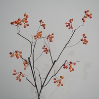 2026 Arrangements saisonniers extérieurs branche de baies en mousse artificielle en rouge orange et blanc pour la décoration du nouvel an et de Noël